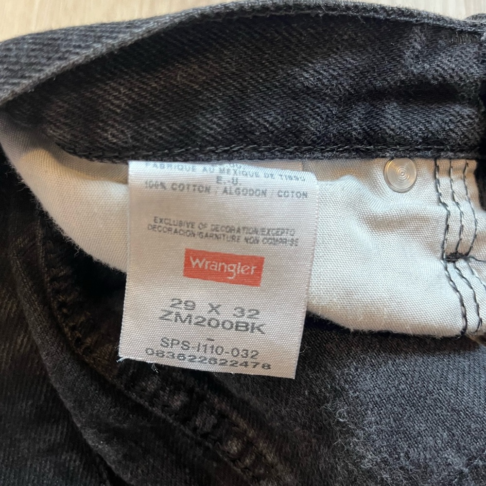 ⚡️SALE 2/$20⚡️Women’s Black Denim Shorts - Wrangler - Size 29 - Picture 3 of 3